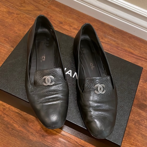 Chanel loafers in black leather with antique silver logo. - Picture 2 of 5